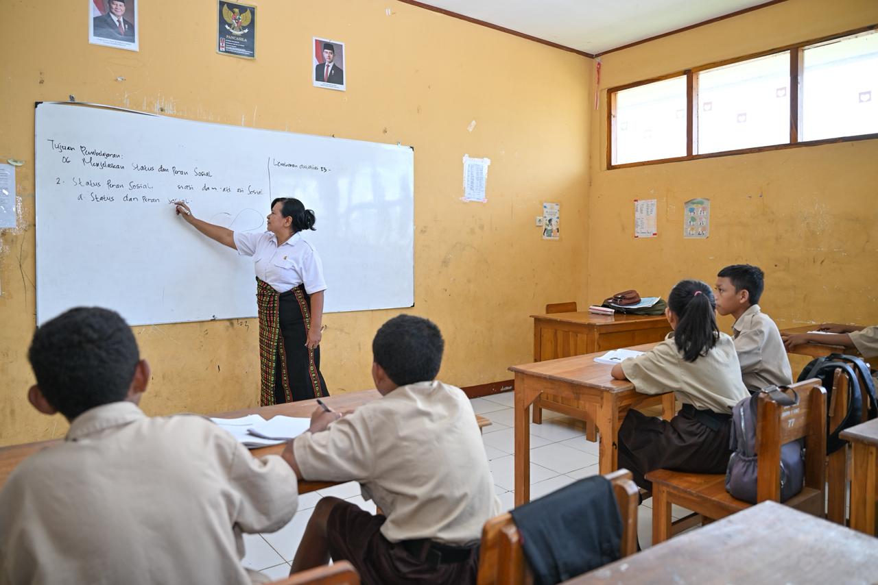 Ilustrasi Guru wilayah 3T mengajar (SinPo.id/Kemendikdasmen)