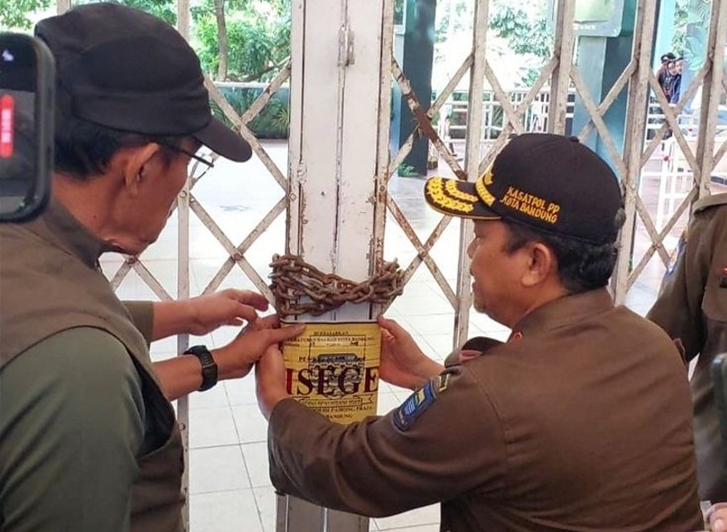 Penyegelan pintu masuk Kebun Binatang Bandung. (SinPo.id/ Dok. Kemenhut)