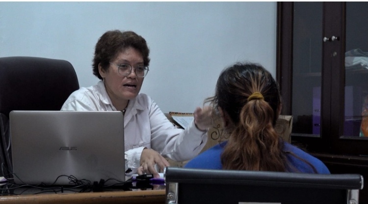 Tim Kementerian Sosial sedang mendampingi PMI korban TPPO. (SinPo.id/dok. Kemensos)