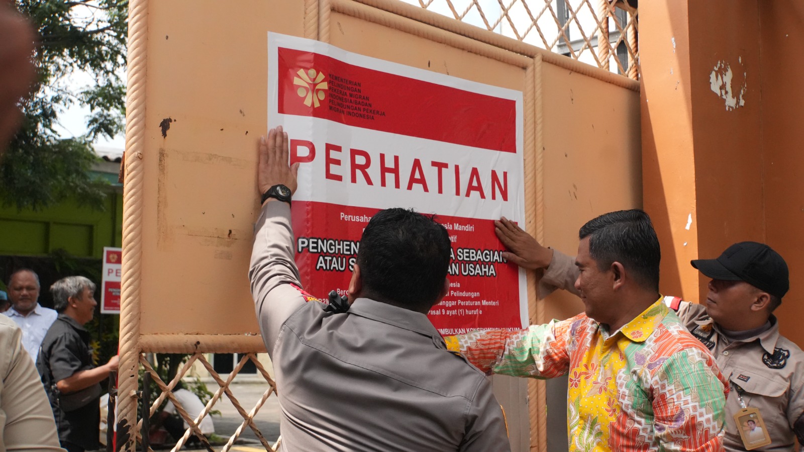 Kementerian P2MI menyegel  perusahaan penyalur pekerja migran di Bekasi. (SinPo.id/dok. KP2MI)