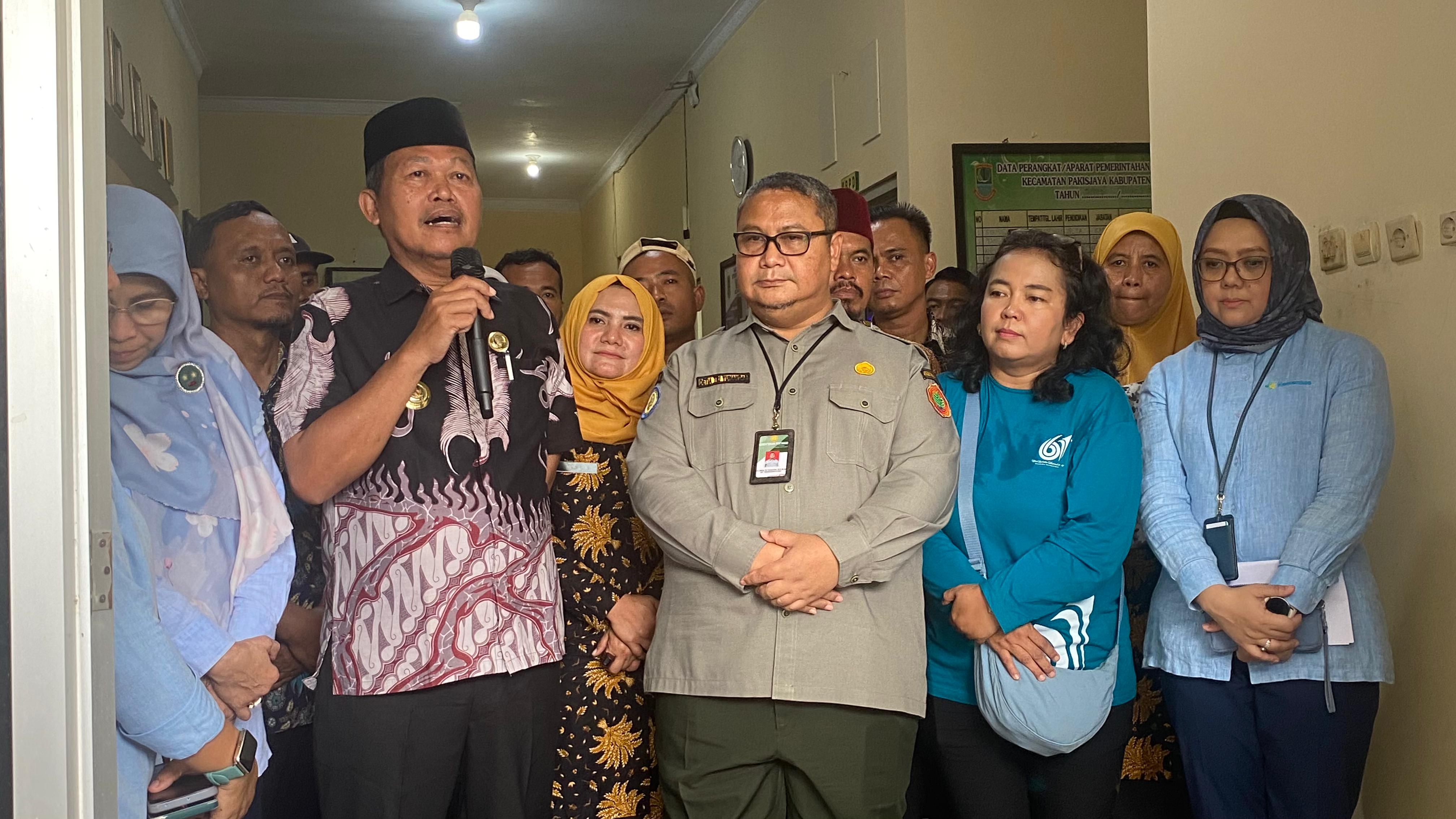 Kepala Desa Tanah Baru Syamsudin  dan  Kepala BBPMP Jabar Jawa Barat  Detia Tri Yunandar. (SinPo.id/Tio)