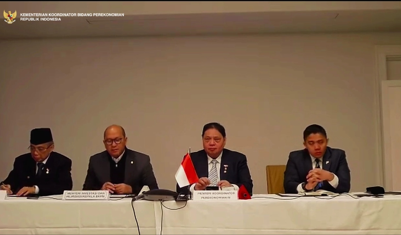 Menteri Investasi Rosan, Menko Airlangga dan Seskab Teddy menggelar konpers (SinPo.id/Tangkapan layar)