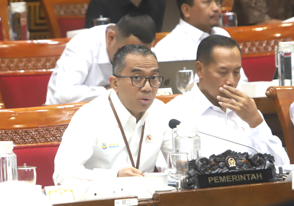 Komisi X DPR menggelar raker dengan MendiktiSaintek Brian Yuliarto membahas rencana kerja 2026 (Ashar/SinPo.id)