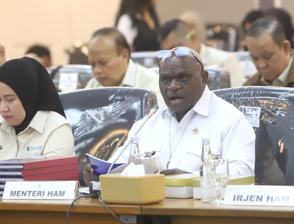 Komisi XIII DPR gelar raker dengan Menteri HAM Natalius Pigai bahas rencana kerja dan anggaran 2026 (Ashar/SinPo.id)