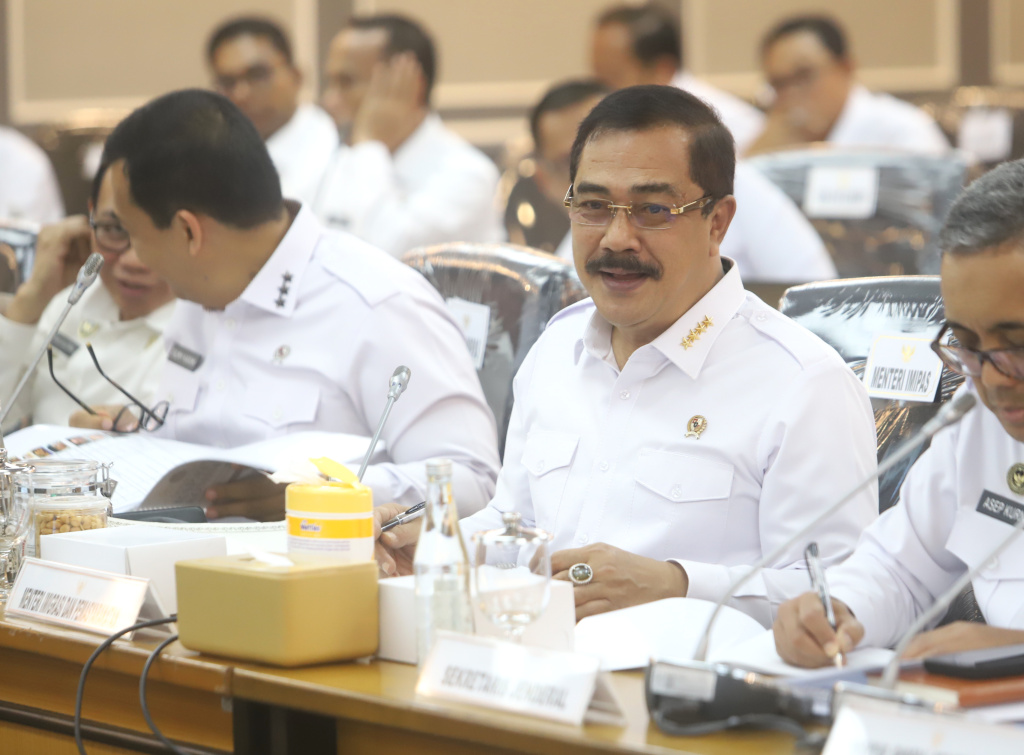 Komisi XII DPR menggelar raker dengan Menteri Imipas Agus Andrianto membahas KUHP dan KUHAP baru (Ashar/SinPo.id)