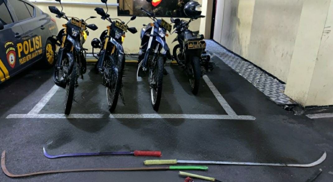 Barang bukti senjata tajam yang disita (SinPo.id/Dok.PMJ)