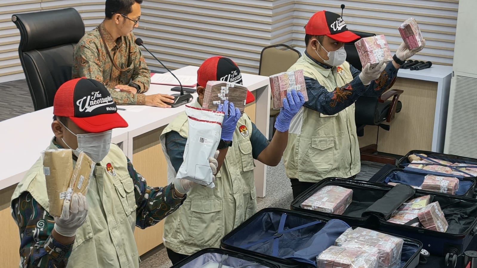 KPK Pamerkan Barang Bukti 5 Koper Berisi Uang Rp5,19 Miliar (David/SinPo.id)