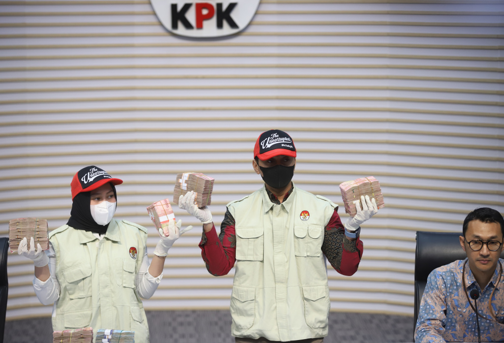 KPK menyita barang bukti OTT dari Kantor Pelayanan Pajak (KPP) Madya Banjarmasin, Kalimantan Selatan dengan nominal uang sebesar Rp.1 miliar (Ashar/SinPo.id)
