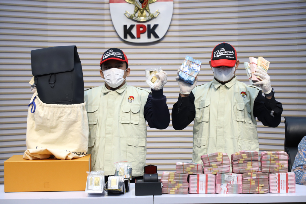 KPK sita barang bukti OTT terkait kasus dugaan suap jalur importasi Direktorat Jenderal Bea dan Cukai (Ashar/SinPo.id)