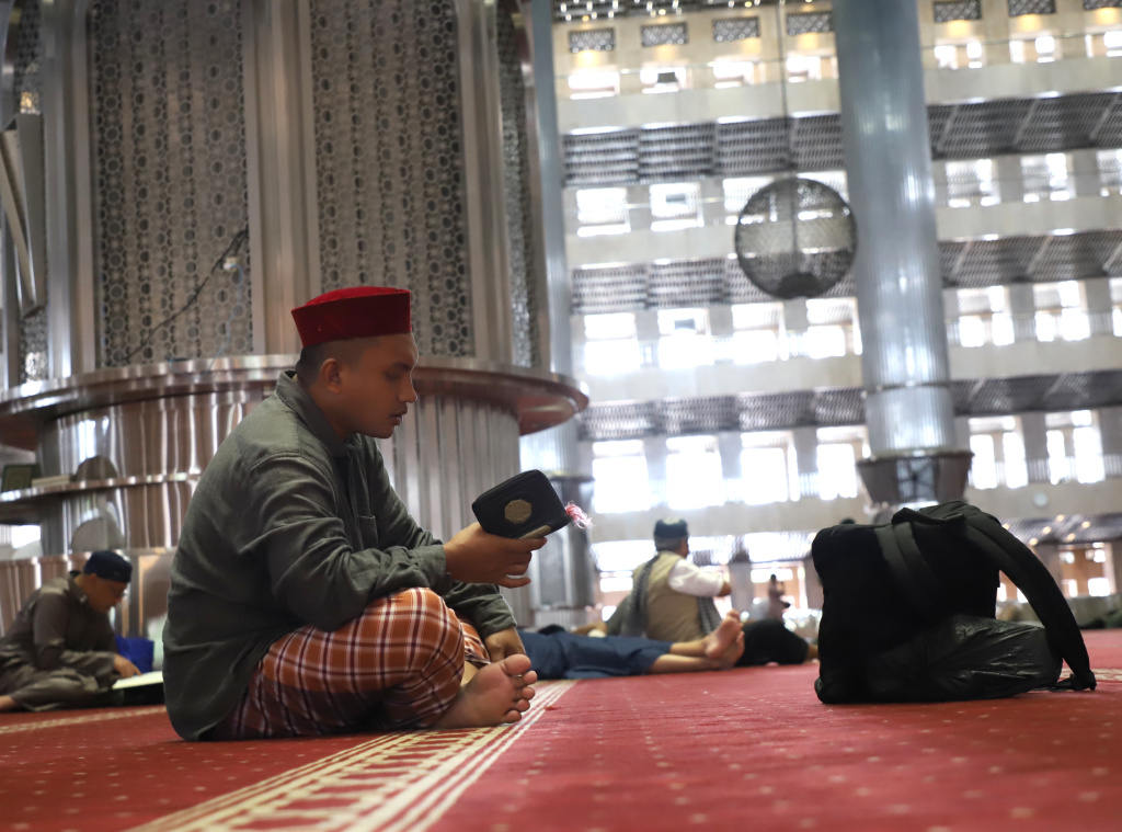 Umat muslim sedang melakukan tadarus Al-Qur'an di Masjid Istiqlal (Ashar/SinPo.id)