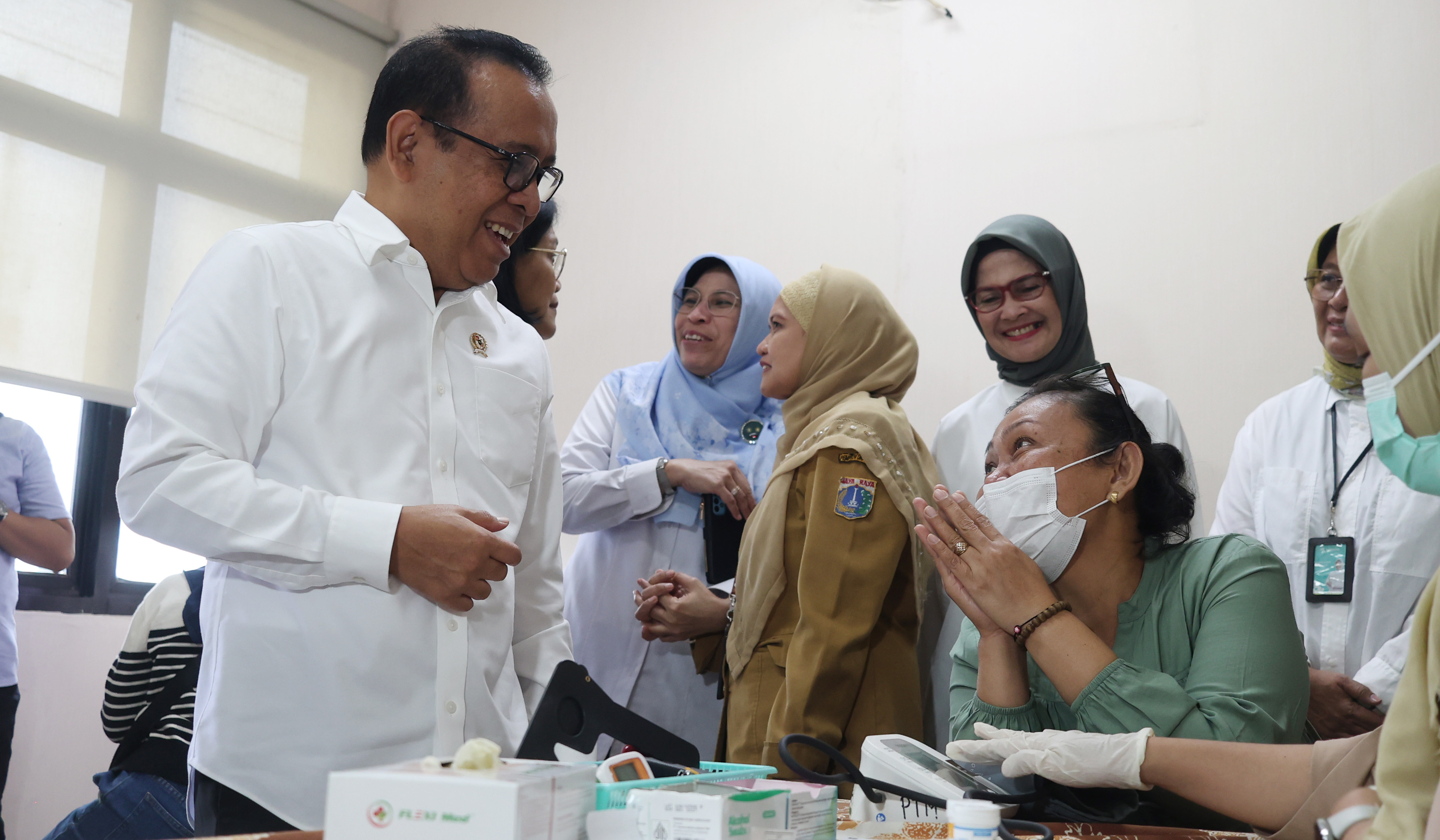 Menko Pratikno, tinjau CKG di Puskesmas Cilandak. (Agus Priatna/SinPo.id)