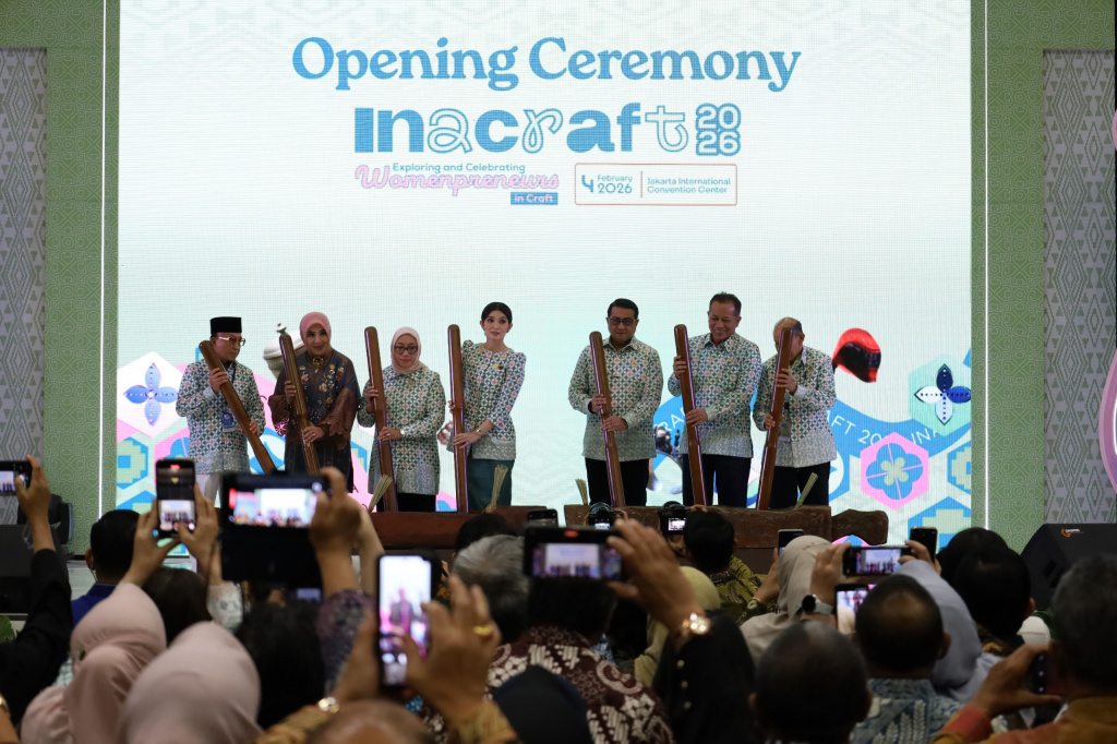 Menteri Ekonomi Kreatif Teuku Riefky Harsya resmi membuka Pameran Inacraft 2026 di JCC (Ashar/SinPo.id)
