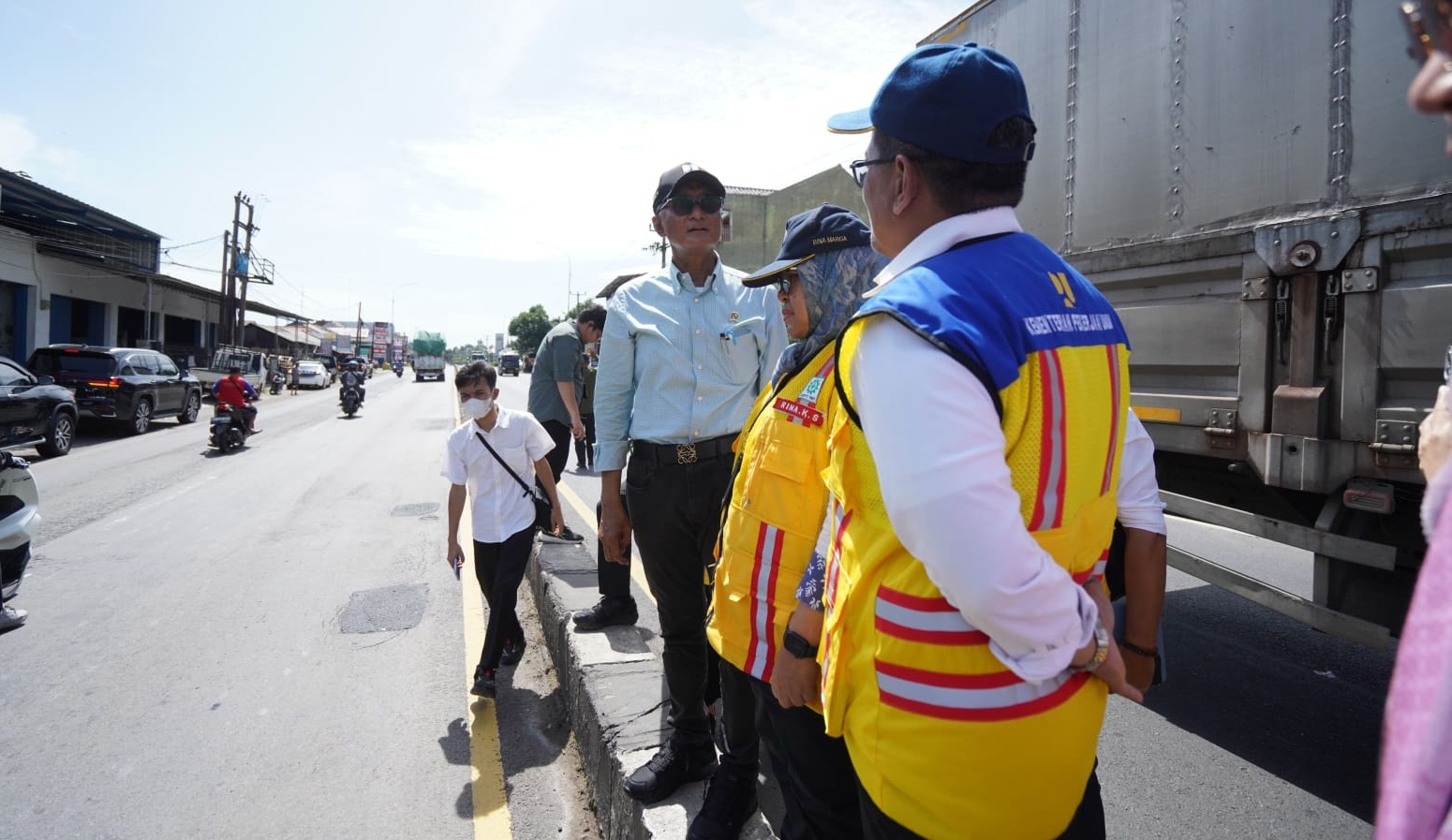 Menteri PU RI Dody Hanggodo tinjau perbaikan Jalan Pantura Barat. (SinPo.id/dok. KemenPU)