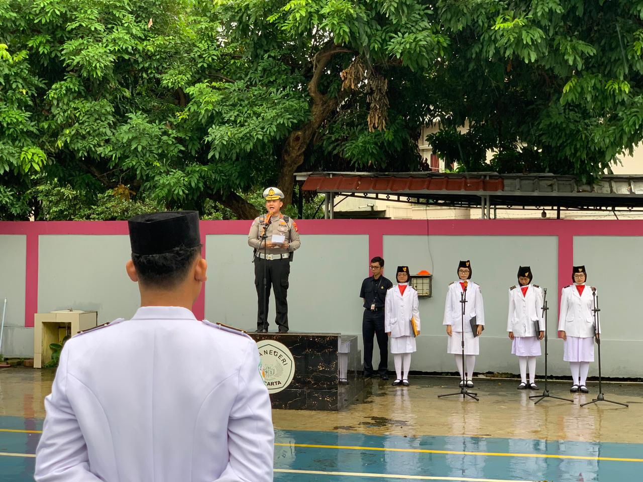 Anggota Polda Metro Jaya sosialisasi kepatuhan lalin di lingkungan sekolah (SinPo.id/Dok.PMJ)