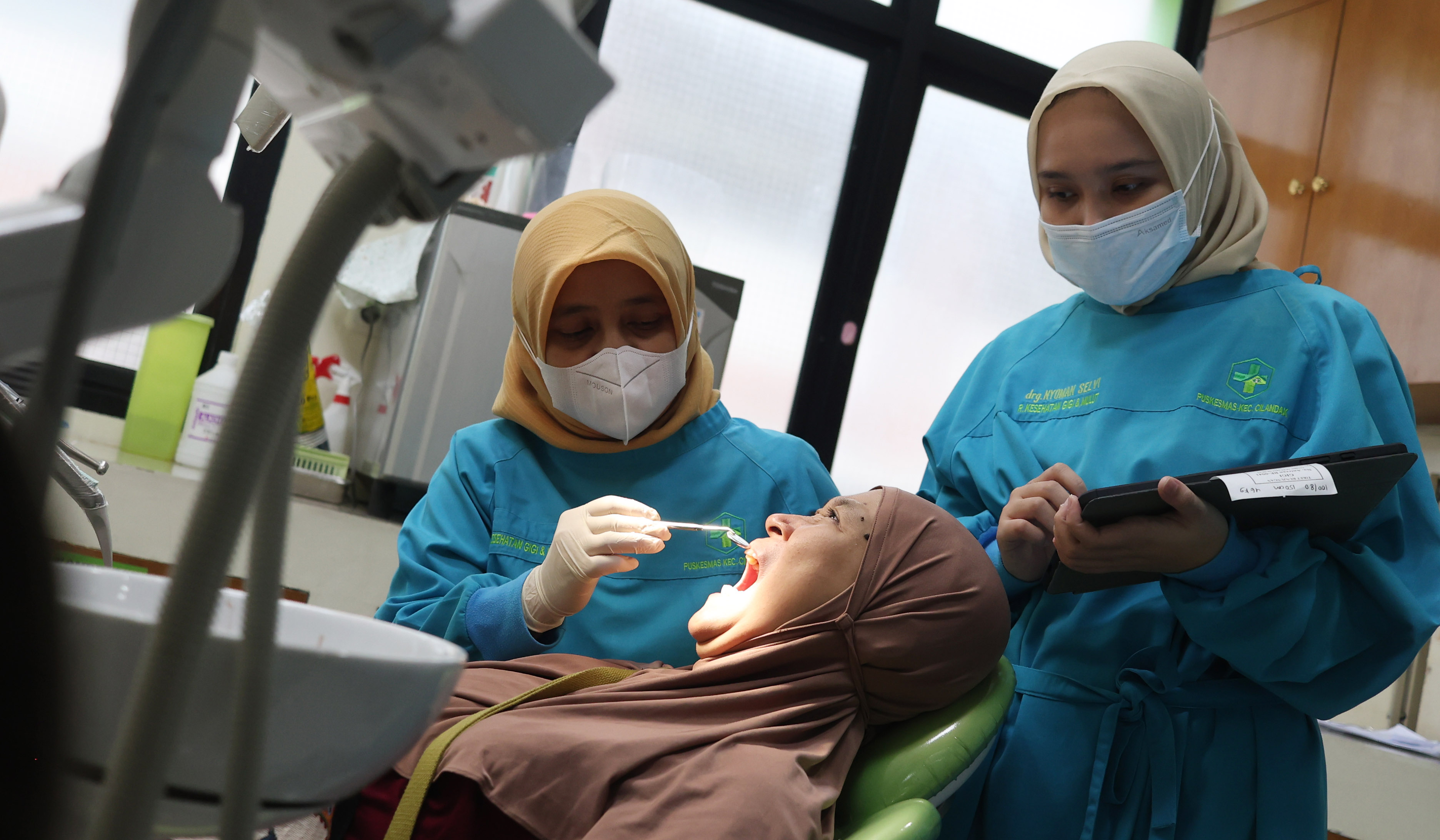 Warga mengikuti Cek Kesehatan Gratis di Puskesmas Cilandak. (Agus Priatna/SinPo.id)