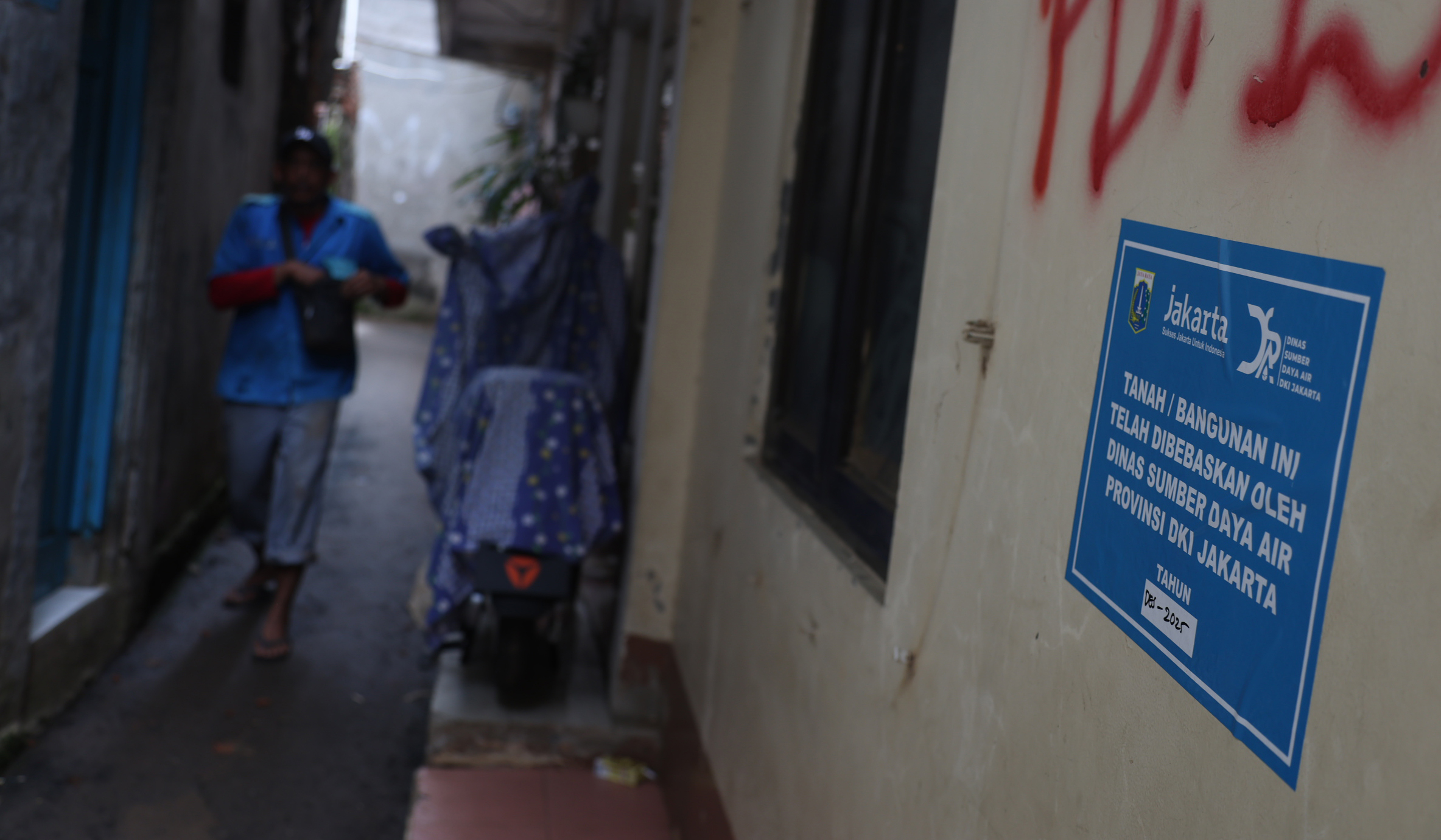 Bangunan tertempel stiker pembebasan lahan. (Agus Priatna/SinPo.id)