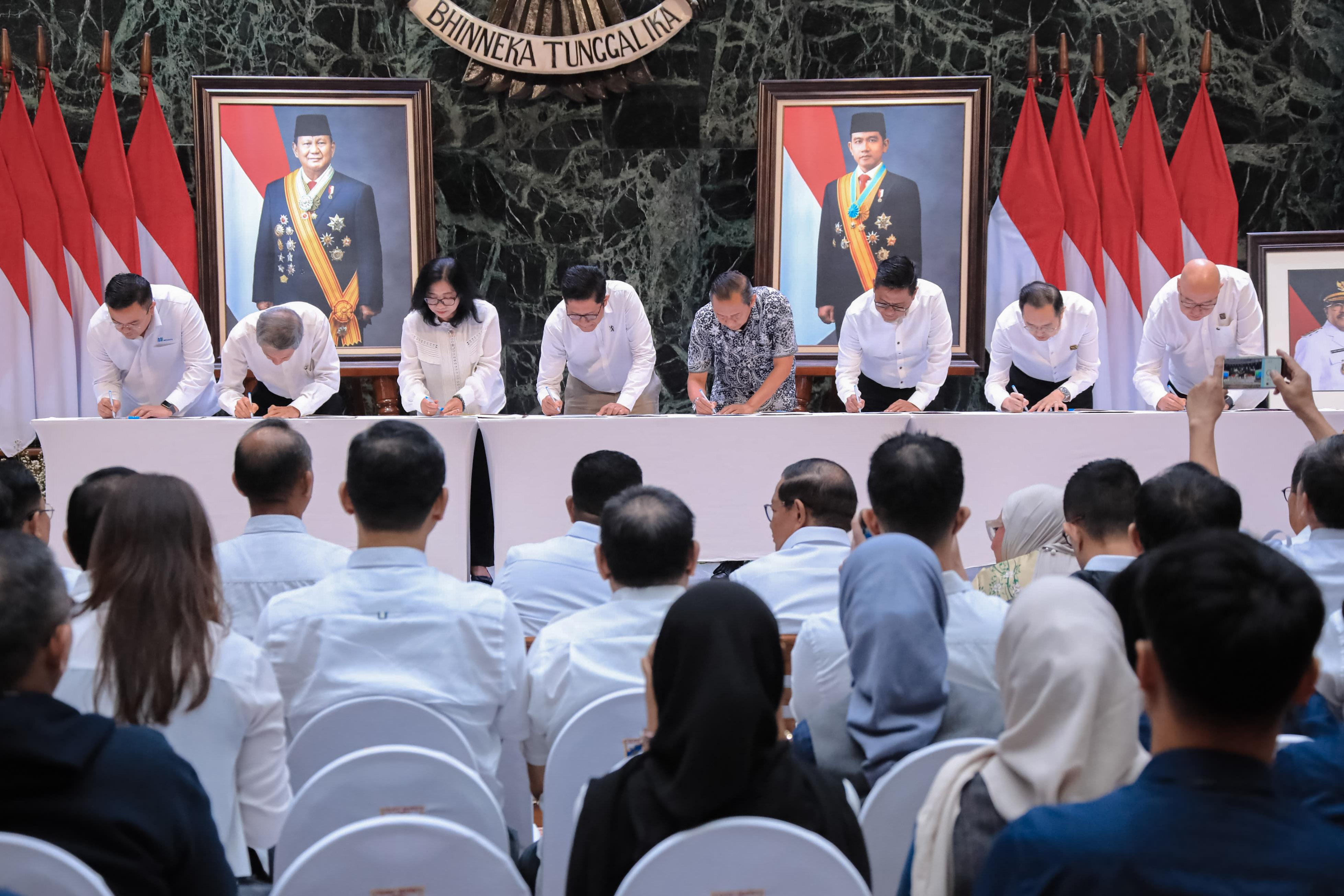 Penandatanganan MoU studi potensi kontribusi pembangunan MRT Lintas Timur–Barat Fase 2 rute Kembangan–Balaraja. (SinPo.id/Pemprov DKI Jakarta)