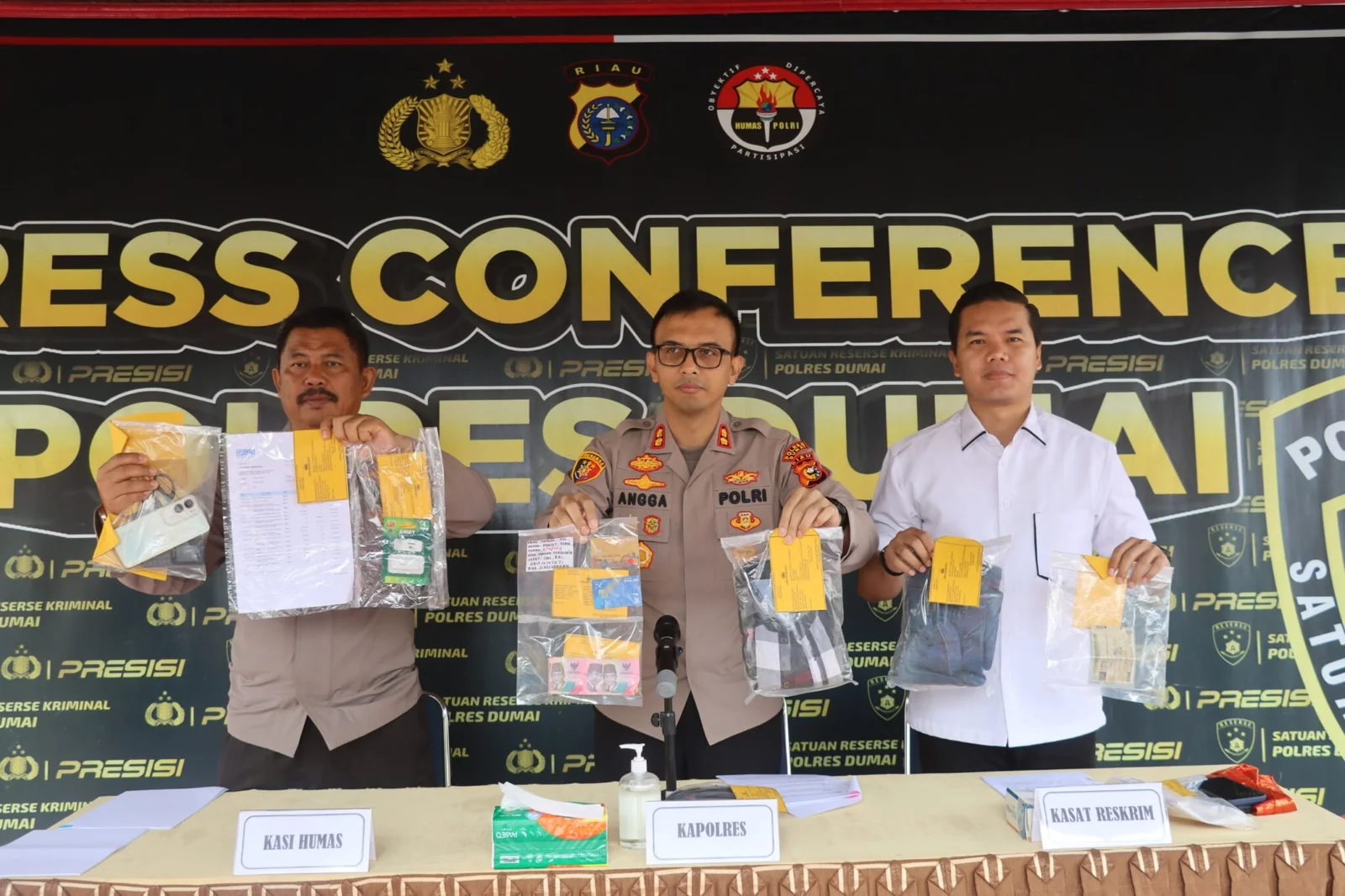 Konferensi pers kasus ganjal ATM di Polres Dumai (SinPo.id/ Humas Polri)