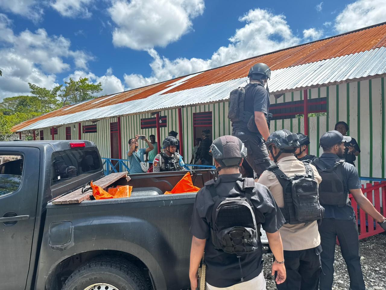 Polisi olah TKP di SMP YPK Yakpesmi Dekai (SinPo.id/ Humas Polri)