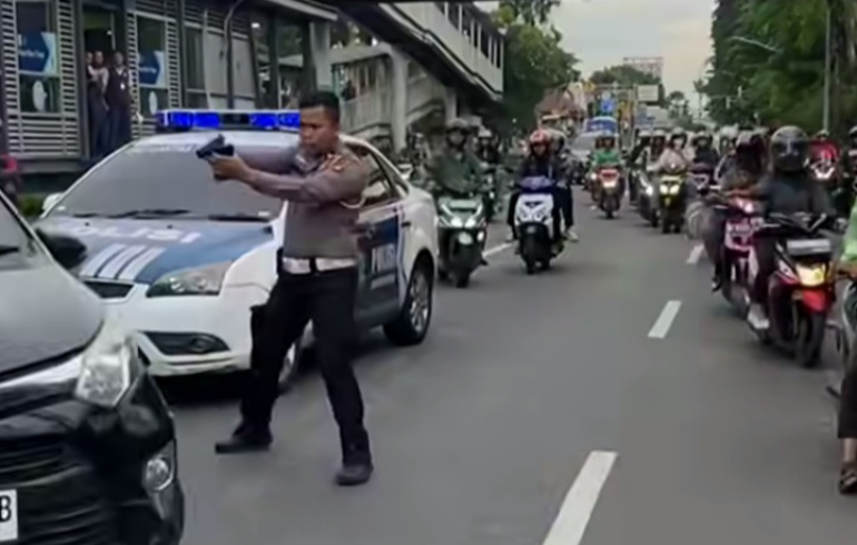 Anggota polisi saat berhentikan pengemudi ugal-ugalan di Jakpus (SinPo.id/Tangkapan layar)