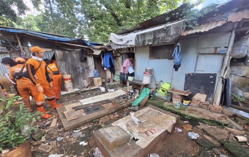 Petugas gabungan membantu relokasi warga di tempat pemakaman umum (TPU) Menteng Pulo 2, Tebet, Jakarta. (SinPo.id/Antara)