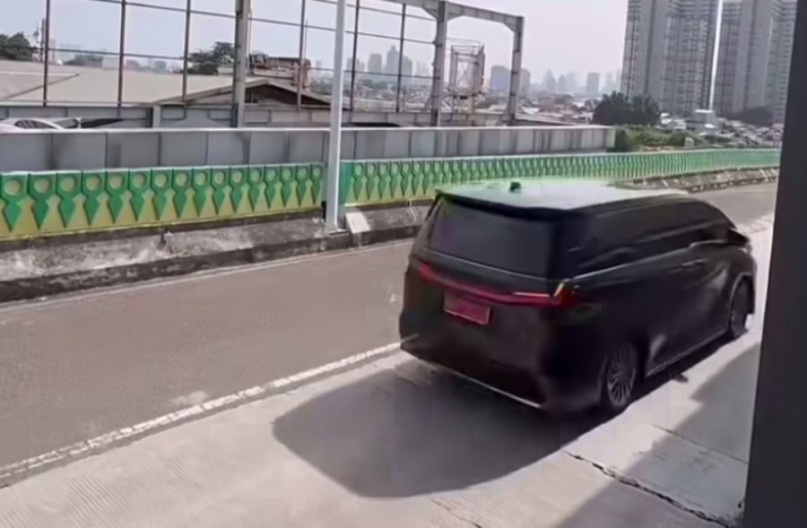 Mobil dinas institusi masuk jalur langit Transjakarta di Jaksel (SinPo.id/Tangkapan layar)