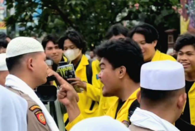 Mahasiswa saat mencaci anggota polisi (SinPo.id/Tangkapan layar)