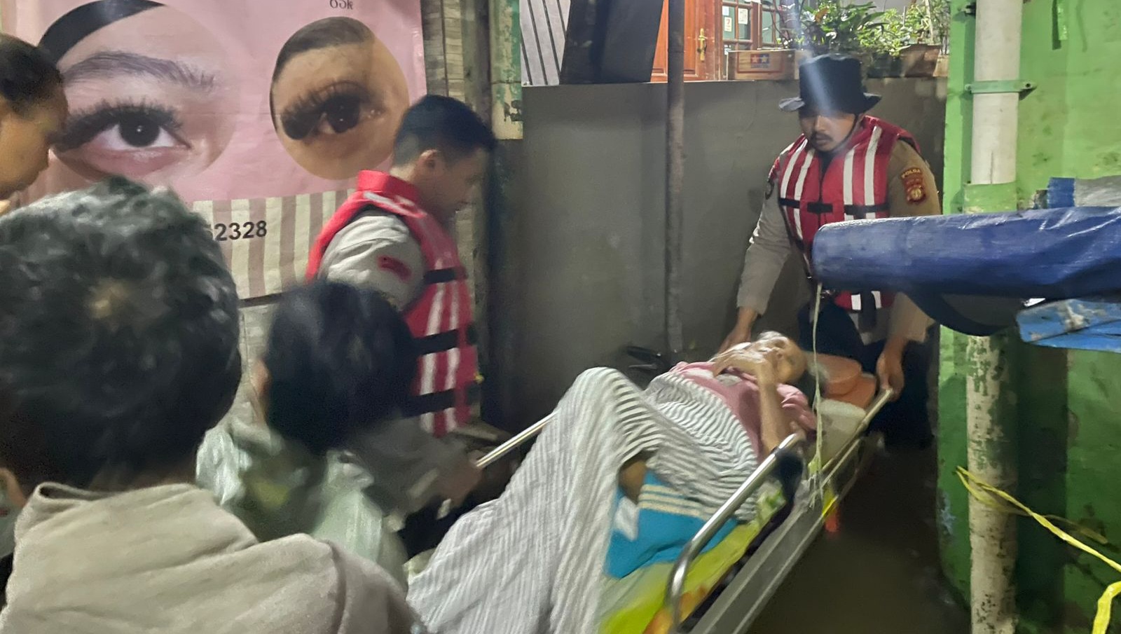 Anggota Polda Metro Jaya saat mengevakuasi warga di Kebon Pala (SinPo.id/Dok.PMJ)