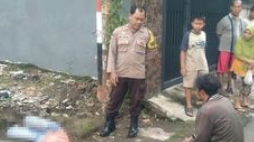 Polisi evakuasi perempuan yang diduga mabuk di Kediri (SinPo.id/ Humas Polri)
