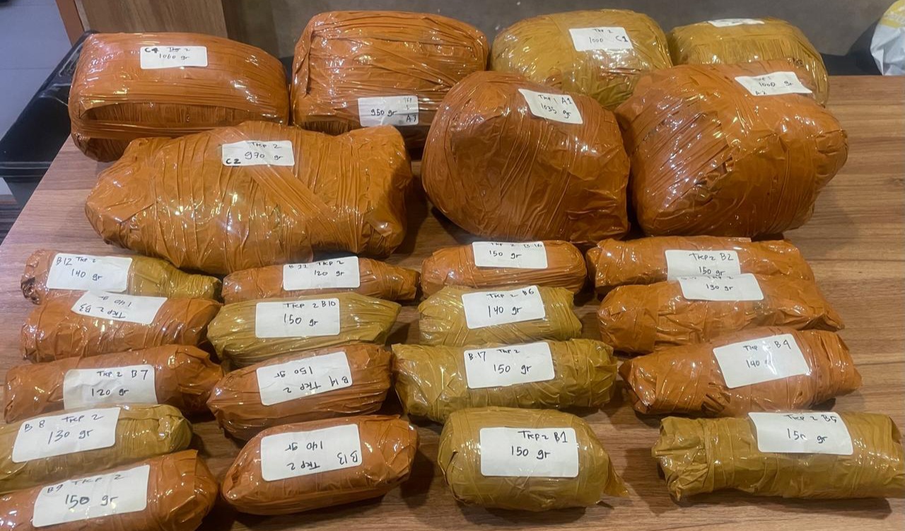 Barang bukti ganja 9,4 kilogram yang disita (SinPo.id/Dok.PMJ)