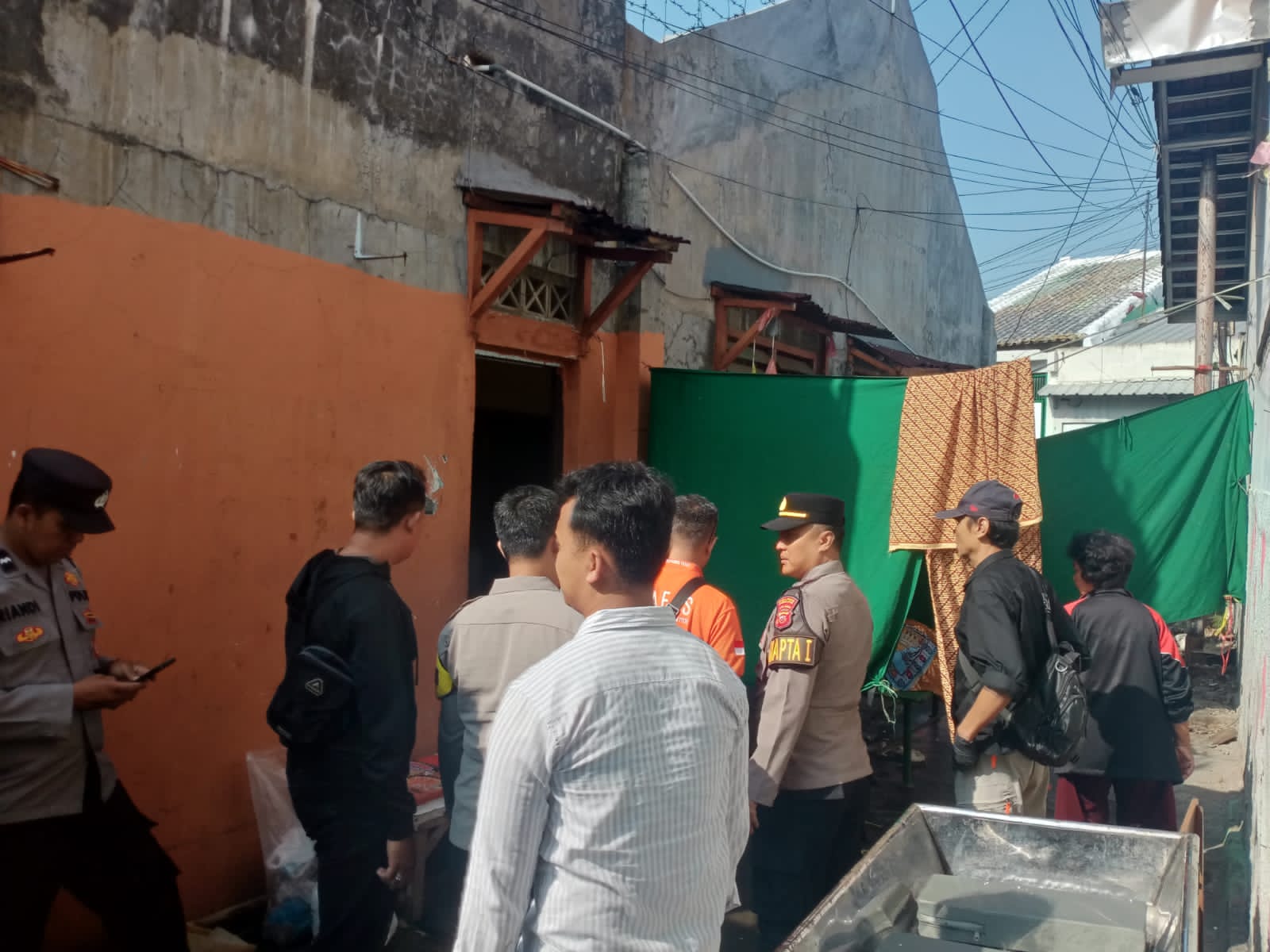 Polisi olah TKP penemuan mayat lansia di Cirebon (SinPo.id/ Humas Polri)