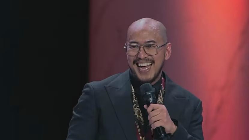 Komika Pandji Pragiwaksono dalam stand-up comedy spesialnya bertajuk Mens Rea yang tayang di Netflix. (SinPo.id/Netflix)