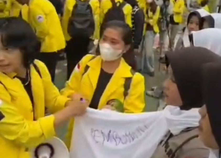 Mahasiswi yang mencoret jilbab Polwan (SinPo.id/Tangkapan layar)