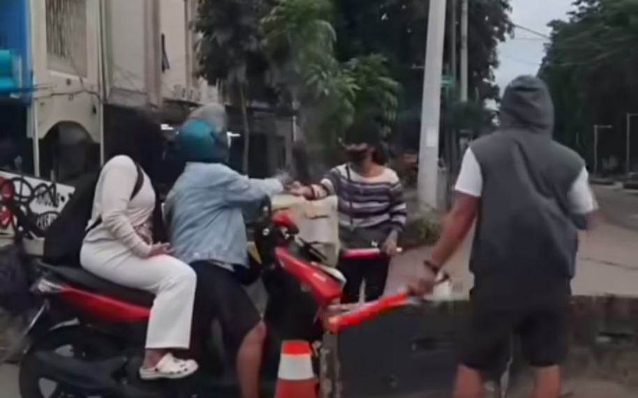 Aksi pungutan liar di pembatas jalan Kota Tua, Jakarta Barat (SinPo.id/Tangkapan layar)
