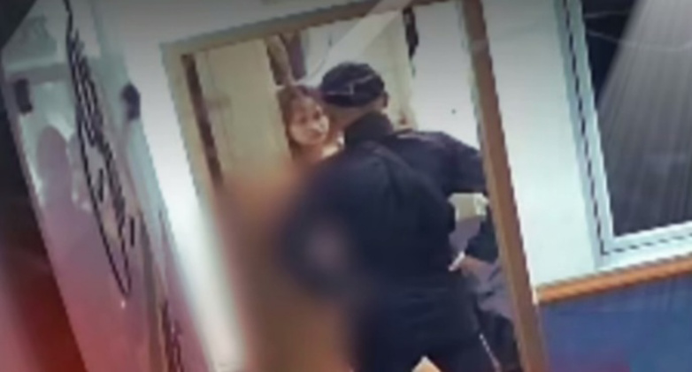 Pelaku saat menganiaya kekasihnya (SinPo.id/Tangkapan layar)