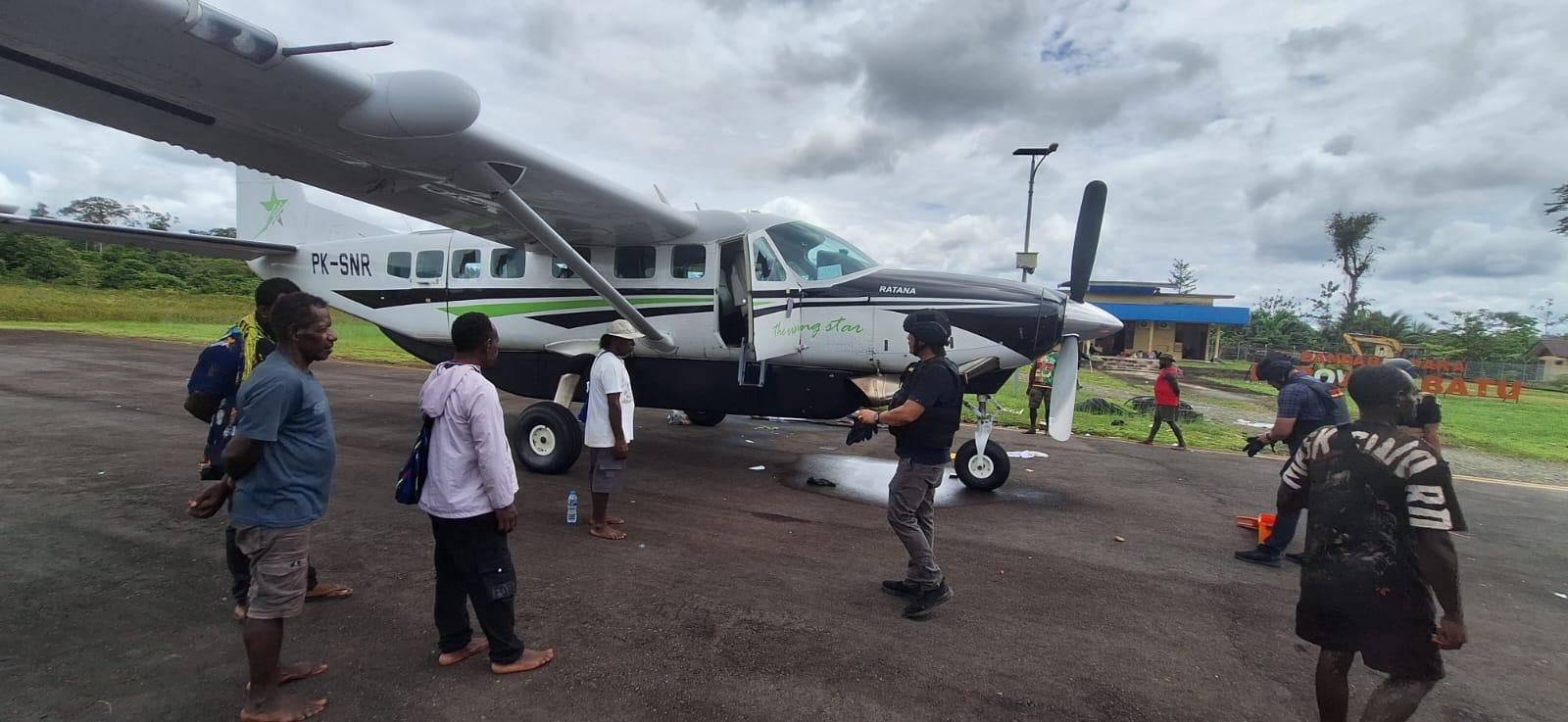 Olah TKP penembakan pesawat di Papua (SinPo.id/Dok.Polri)
