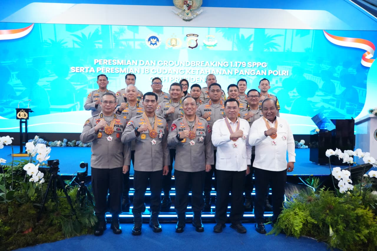 Anggota Polri yang dianugerahi Bintang Jasa dan Satyalancana Wira Karya (SinPo.id/Dok.Polri)