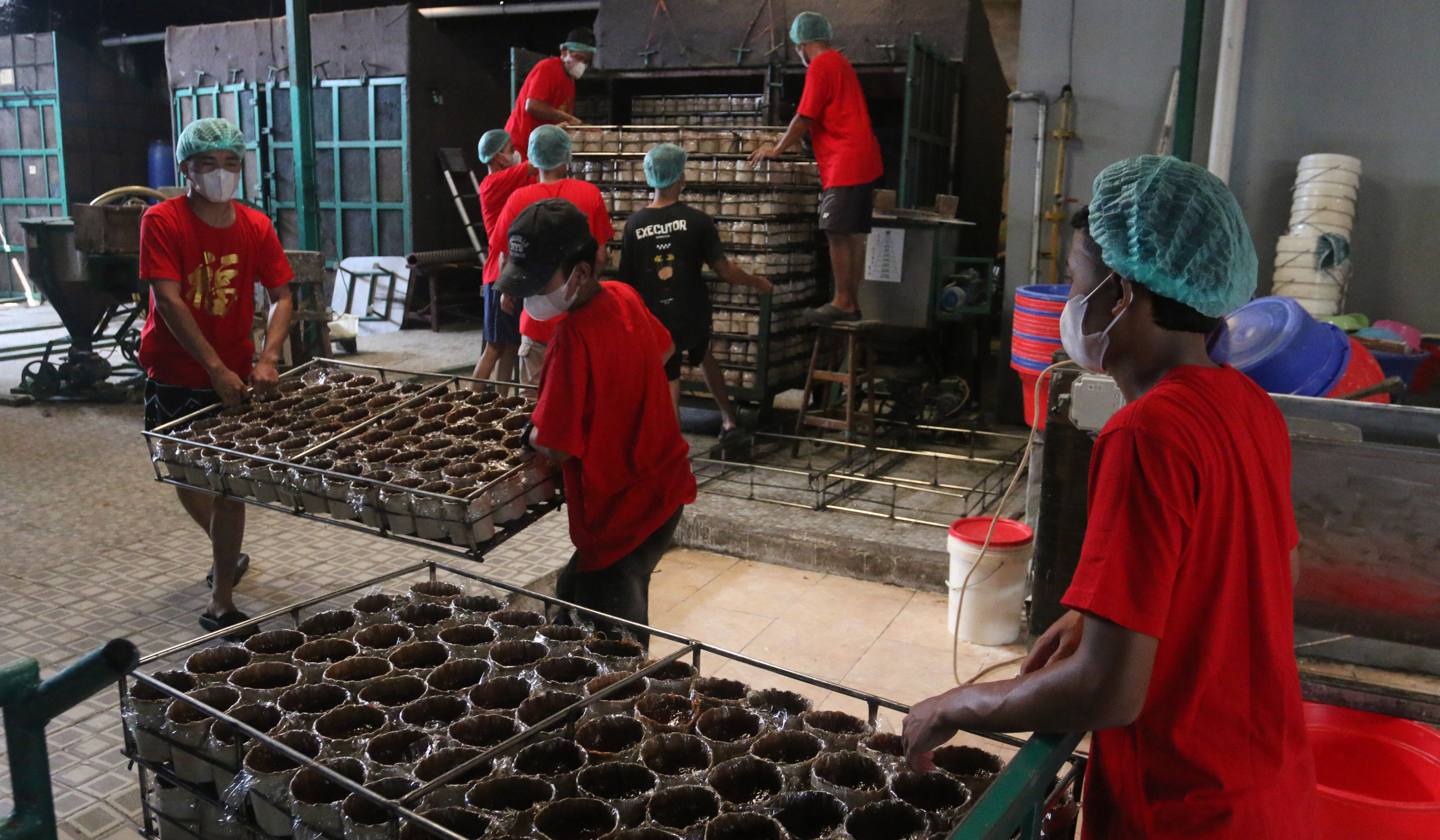Pembuatan dodol keranjang Hoki. (Agus Priatna/SinPo.id)