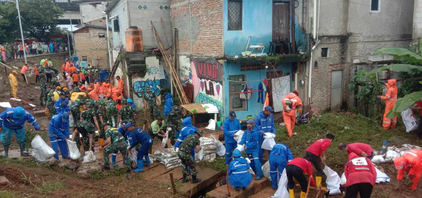 Relawan Palang Merah se-DKI ikut gerakan jaga Jakarta bersih. (SinPo.id/dok. PMI)