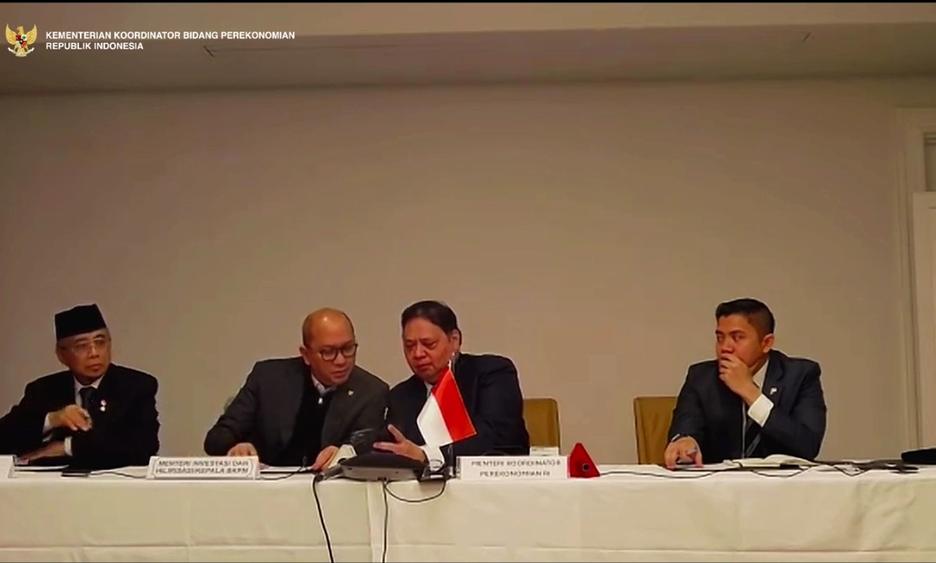 Menteri Investasi Rosan dan Menko Airlangga sedang berbincang (SinPo.id/ Tangkapan layar)
