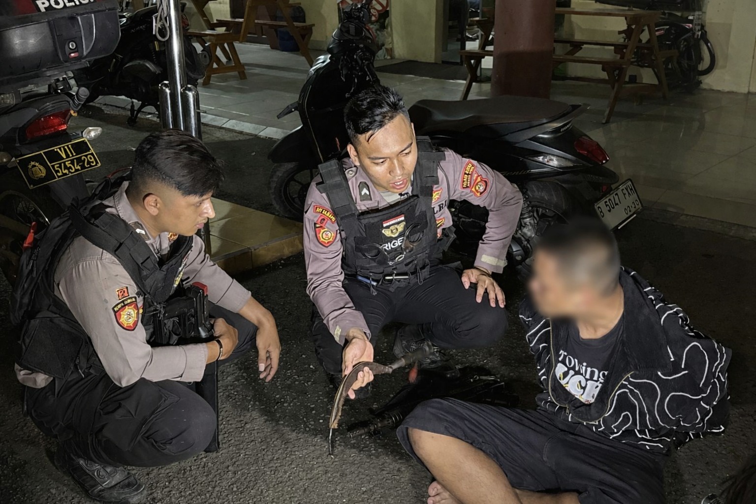 Tim Satgas Pencegahan Aksi Tawuran mengamankan pelaku tawuran (SinPo.id/Dok.PMJ)