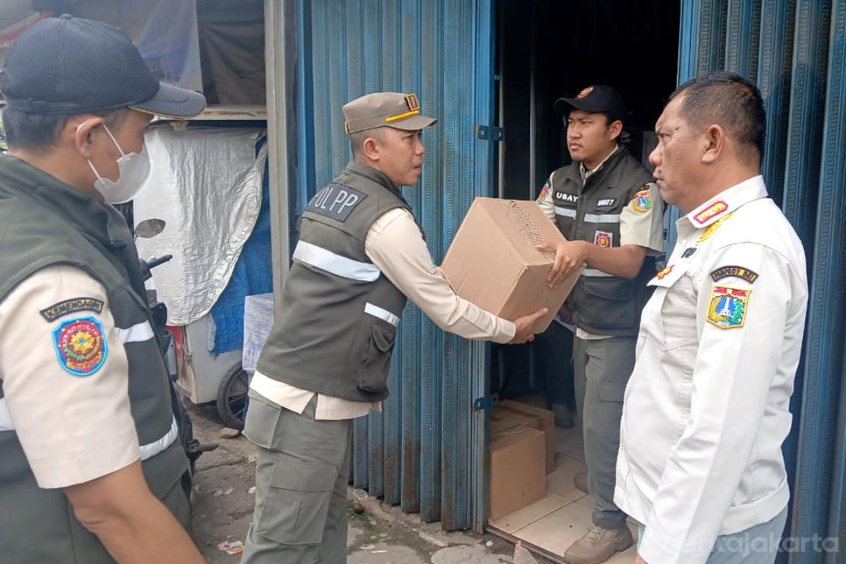 Satpol PP Jakbar Sita 2.105 Botol Minuman Beralkohol (SinPo.id/Beritajakarta)