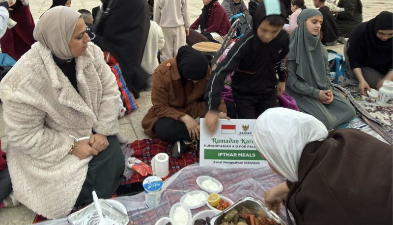 Masyarakat Palestina berbuka puasa dengan hidangan yang berasal dari sumbangan masyarakat Indonesia yang disalurkan oleh Baznas RI ke Masjid Al Aqsa. (SinPo.id/Baznas RI)