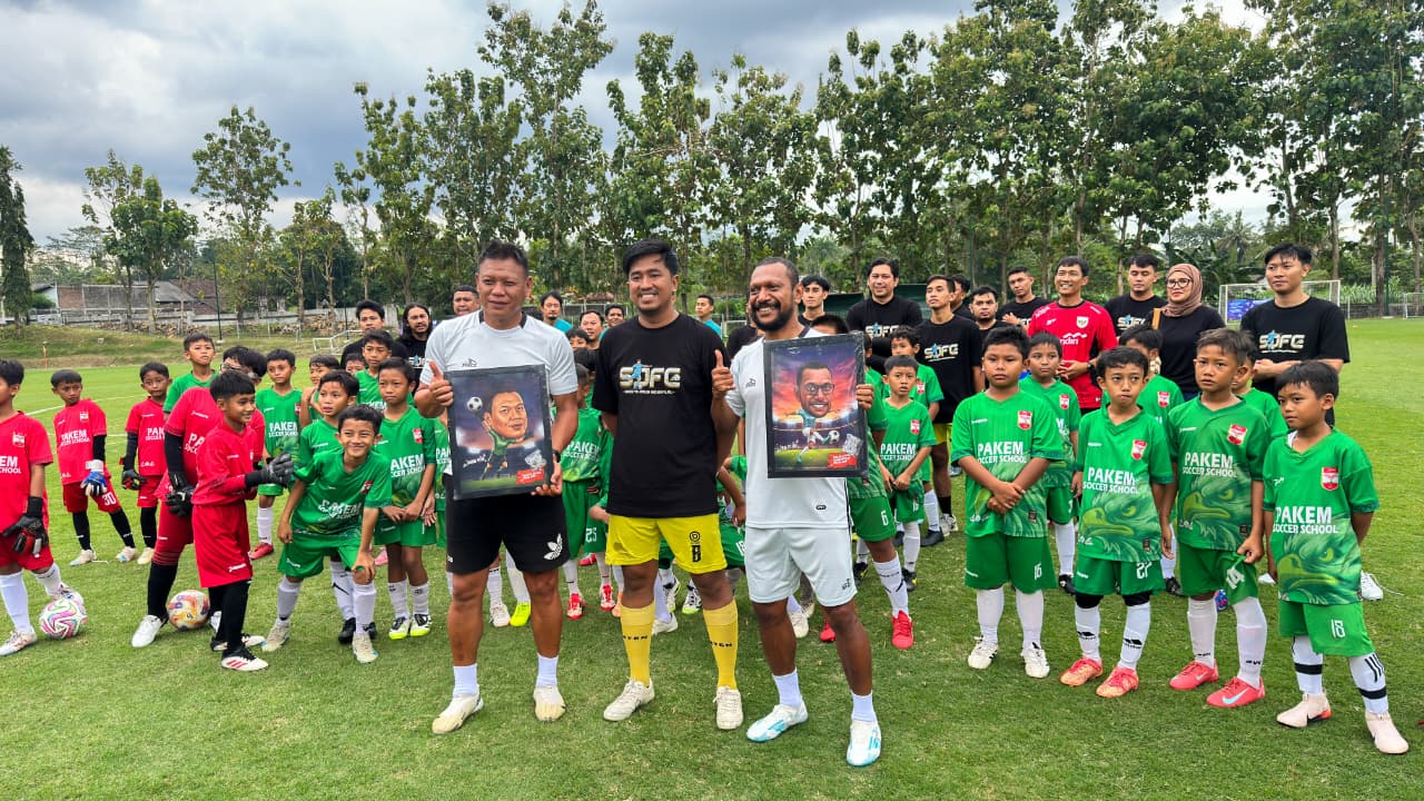 SeeJontor FC menggandrng dua legenda Timnas Indonesia untuk menggelar Coaching Clinic di Tour De Central Java 2026. (SinPo.id/SeeJontor FC)