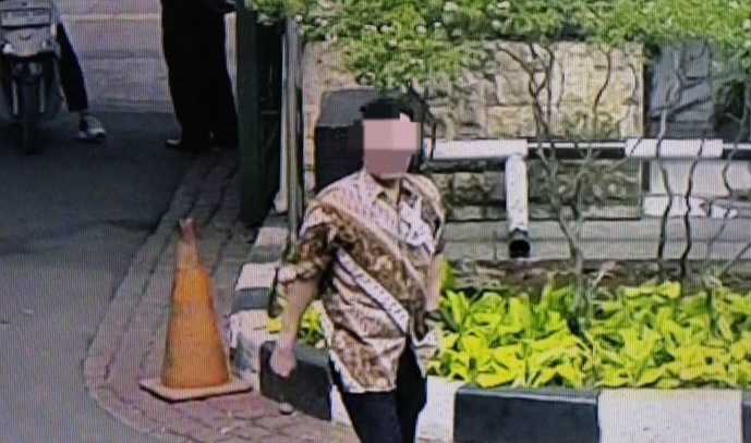 Pelaku saat beraksi menyamar menggunakan batik (SinPo.id/Resmob PMJ)