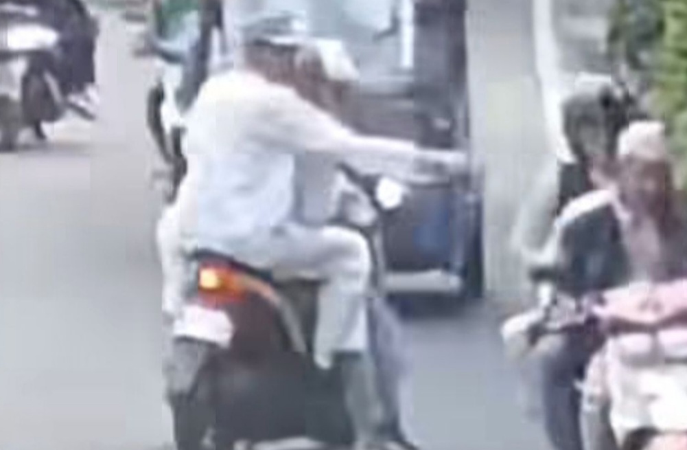 Tiga siswa saat menyiram korban menggunakan air keras (SinPo.id/ Tangkapan layar)