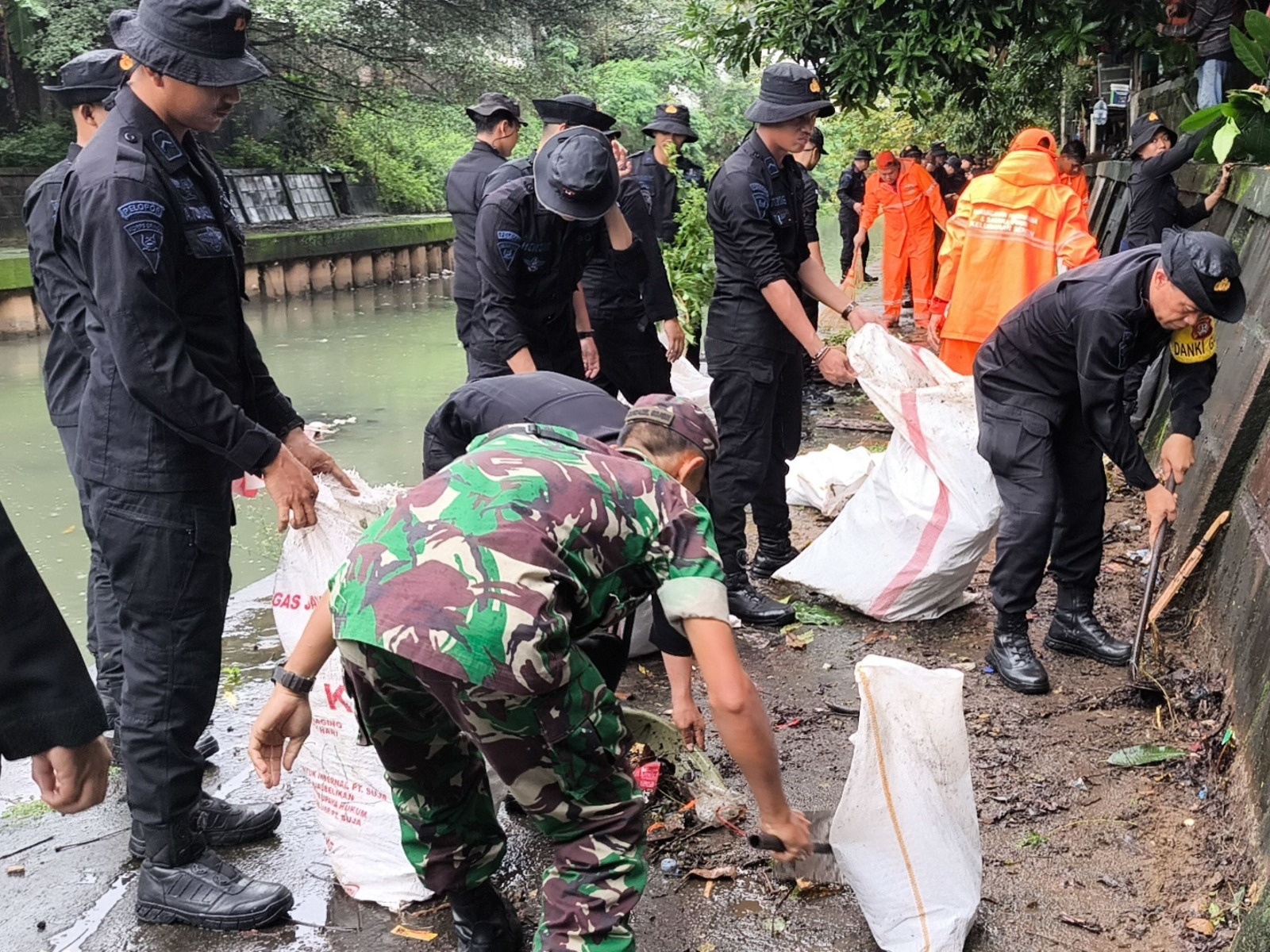 Pembersihan sampah di bantaran kali Senen (SinPo.id/Dok.PMJ)