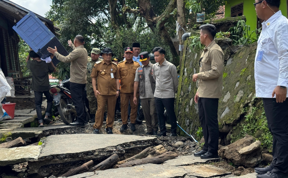 Wapres Gibran meninjau lokasi bencana tanah bergerak di Tegal (SinPo.id/ Setwapres)