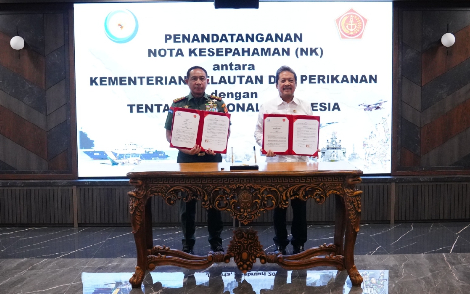 Panglima TNI Jenderal Agus Subiyanto teken MoU dengan Menteri KKP Wahyu Sakti Trenggono (SinPo.id/ Puspen TNI)