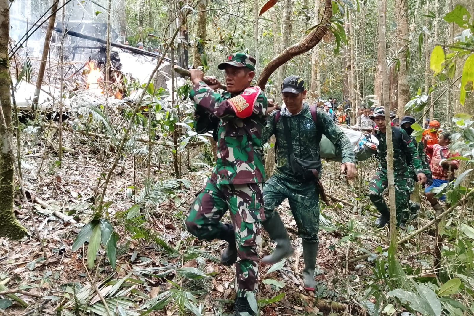 Evakuasi korban kecelakaan pesawat Pelita Air di Nunukan (SinPo.id/ Puspen TNI)
